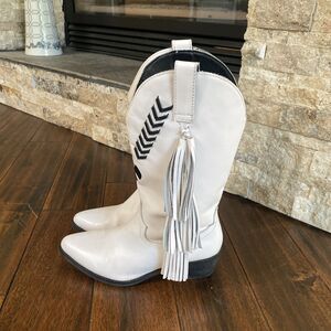 Dingo Women's Thunderbird Fringe Cowboy boots White Size  7